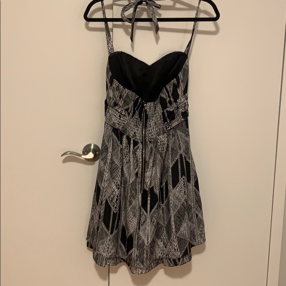 Guess black & white halter dress - Picture 2 of 4